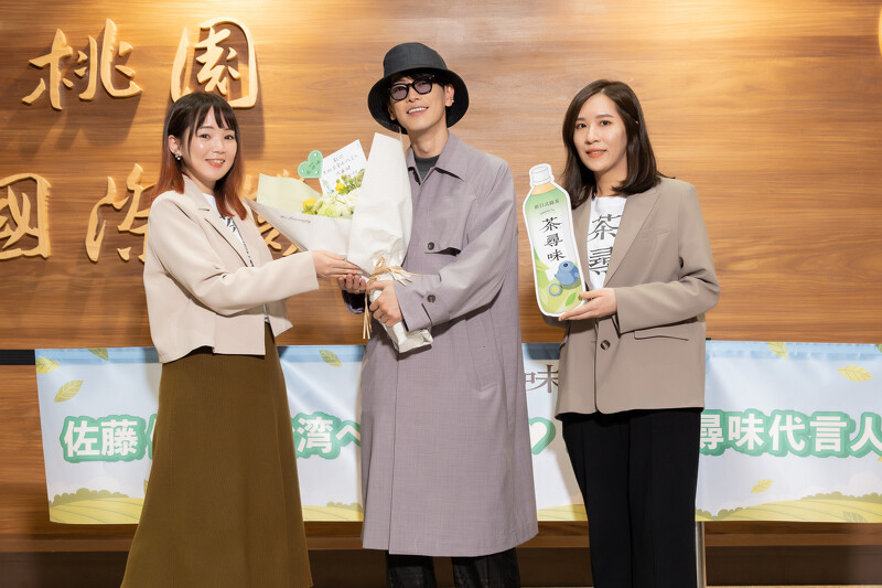 黑松行銷處副理王秀瑤(左)為茶尋味代言人佐藤健獻上花束,展現品牌誠摯歡迎。