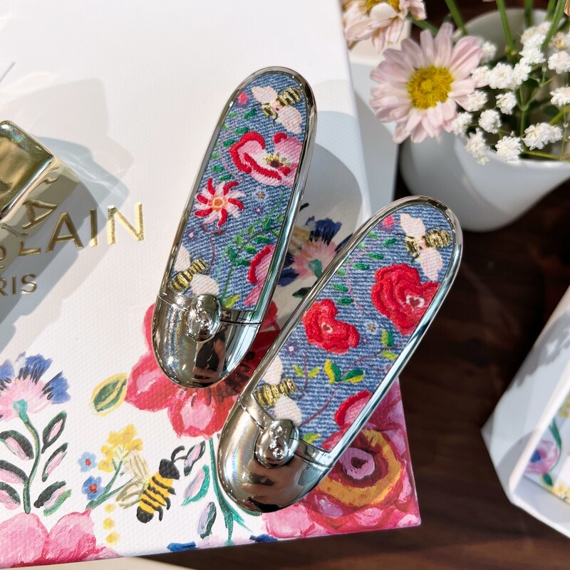 嬌蘭ROUGE G紅寶之吻高訂彩殼繁花丹寧限定版(BLOSSOM JEAN、LOVE JEAN),NT1,350(線上旗艦店獨賣)