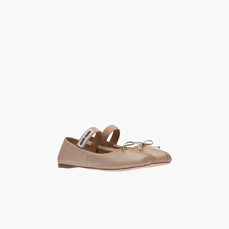 Miu Miu 皮革芭蕾舞鞋,NT32,500。