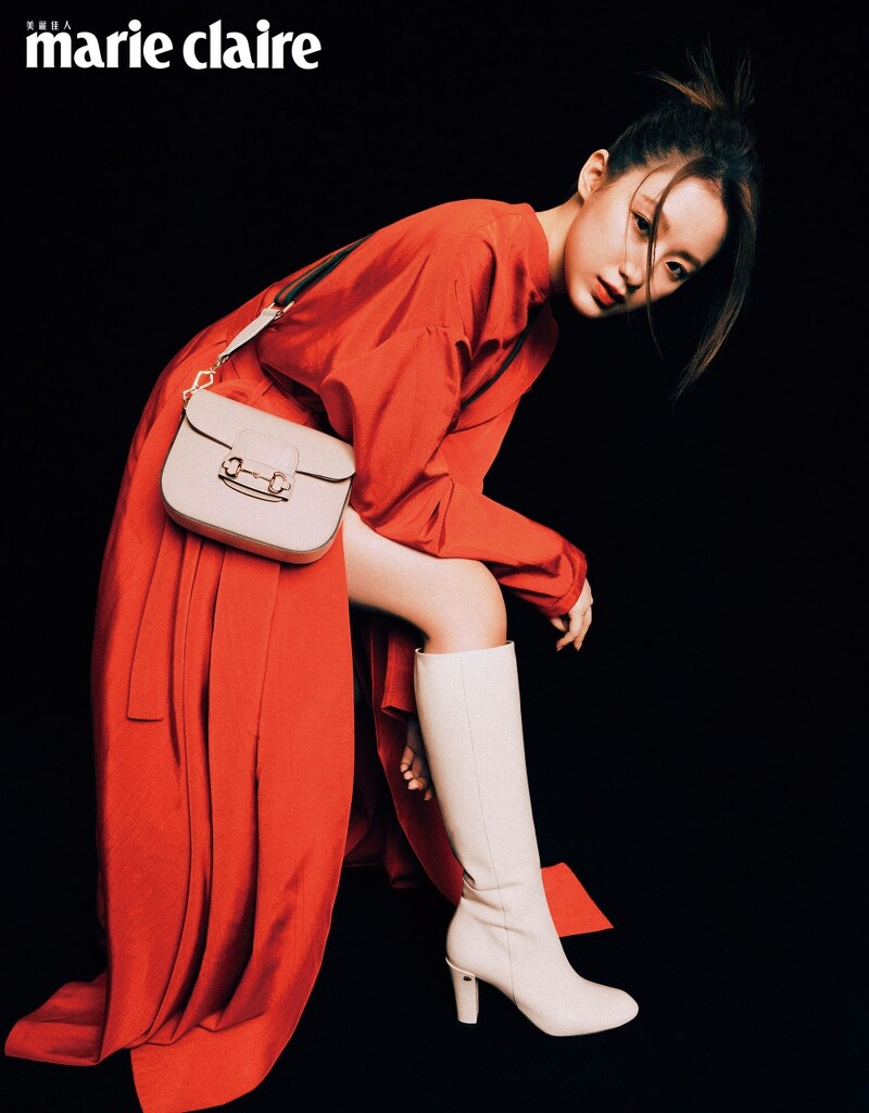 紅色綁帶大衣洋裝、白色皮革長靴,all by Gucci