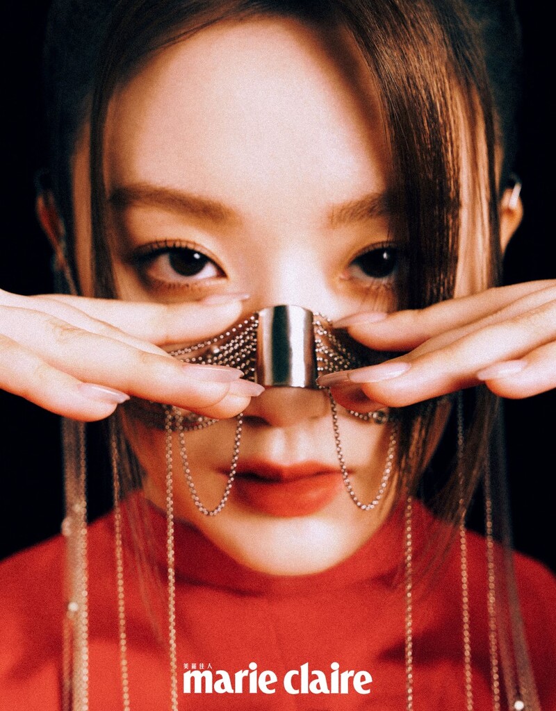 紅色綁帶大衣洋裝、白色皮革長靴、金屬造型面飾,all by Gucci