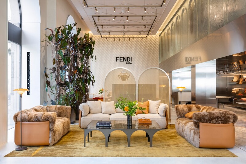 Peekasit 是以同名的 FENDI Peekaboo 包款當成設計靈感來源,柔軟有機形狀的皮革外表底下是用布料或柔軟羊皮包裹的寬大軟墊。座椅上的按鈕(這個細節再次成為設計特徵)突顯出靠背曲線之間的連接點。
