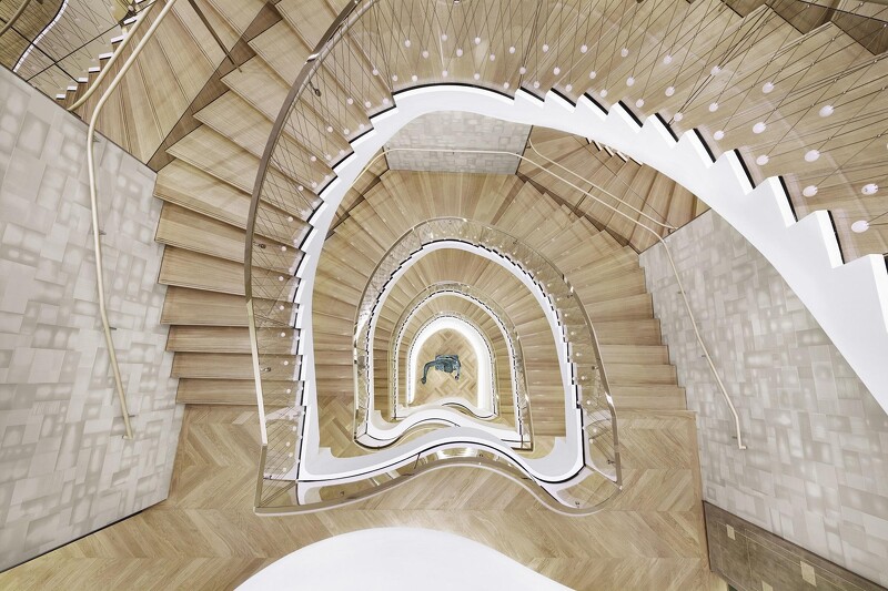 Tiffany & Co.於紐約第五大道57街The Landmark旗艦店7樓_旋轉樓梯