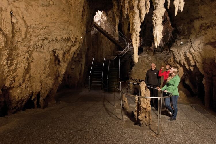 阿拉奴伊洞(Aranui cave)。