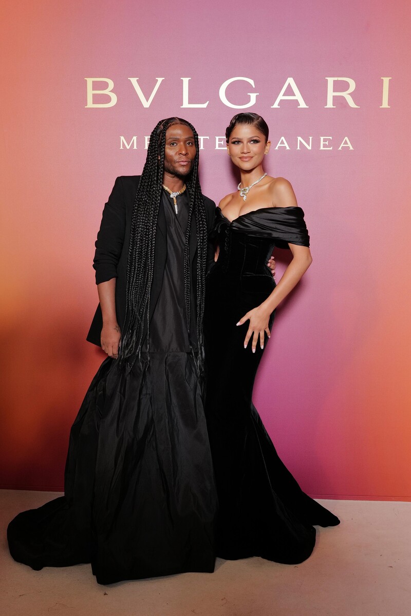寶格麗品牌代言人Zendaya(右)與知名造型師Law Roach(左)出席寶格麗Mediterranea 地中海頂級珠寶系列 威尼斯發表會並合照留念