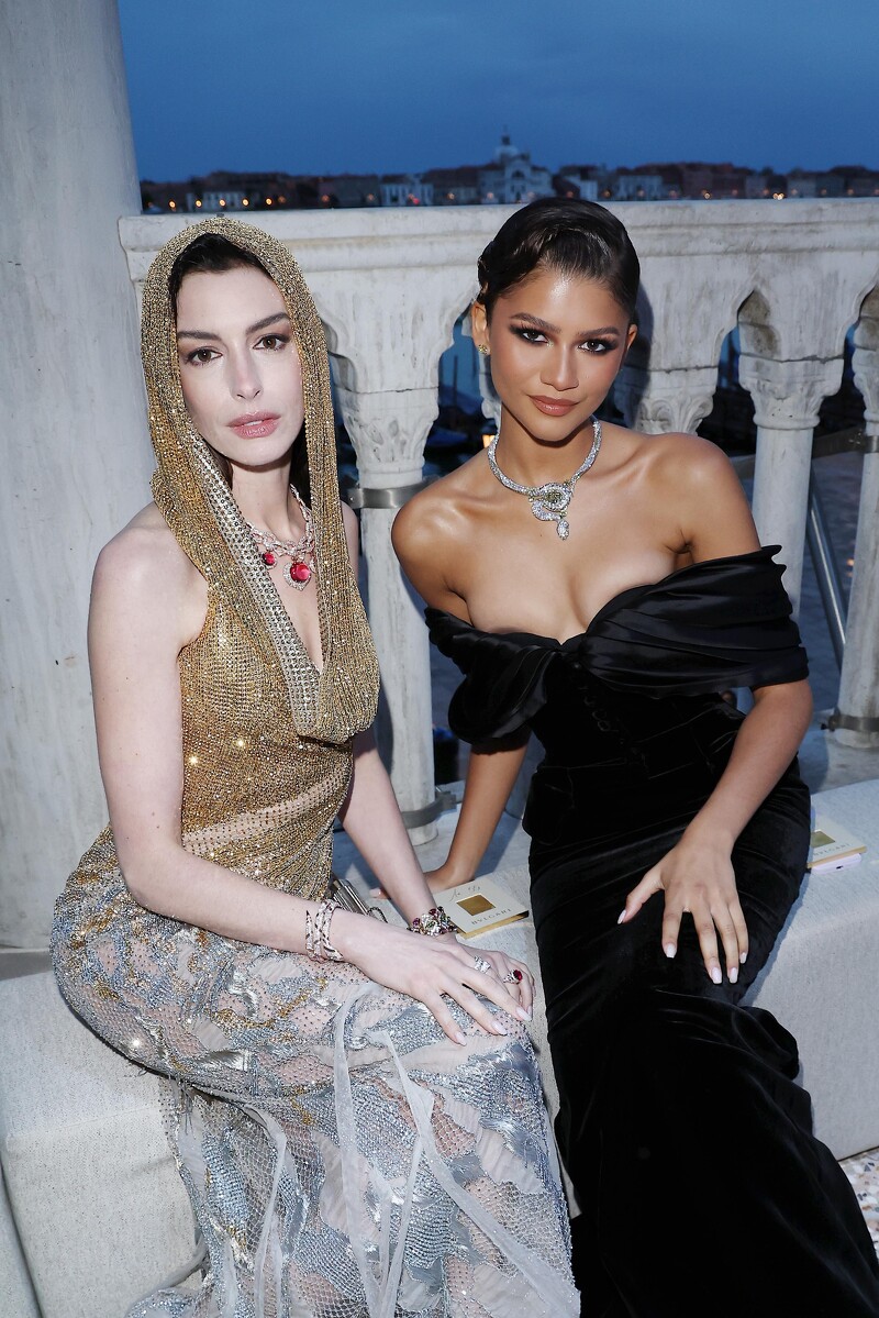 寶格麗全球品牌代言人Anne Hathaway(左)與寶格麗品牌代言人 Zendaya(右)出席寶格麗Mediterranea 地中海頂級珠寶系列 威尼斯發表會並合照留念