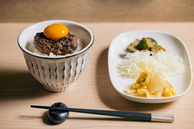 餐點皆附上主廚自製醃菜、高麗菜絲、例湯。