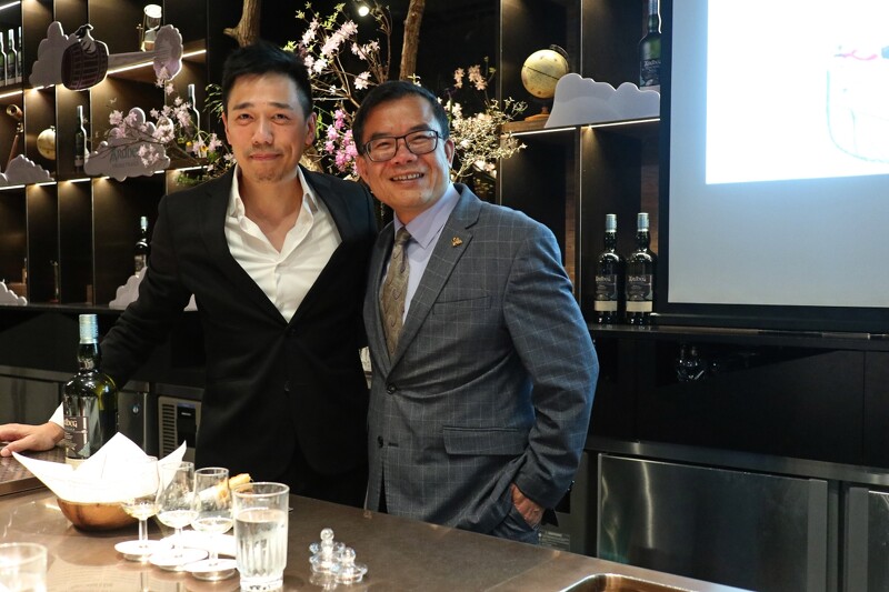 亞洲50大酒吧的「Bar Mood 吧沐」主理人,與品牌大使 Murphy。