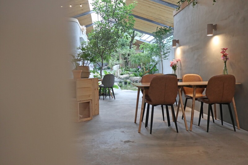 位於大廳旁的用餐空間,緊鄰廚房外,視野也相當遼闊。