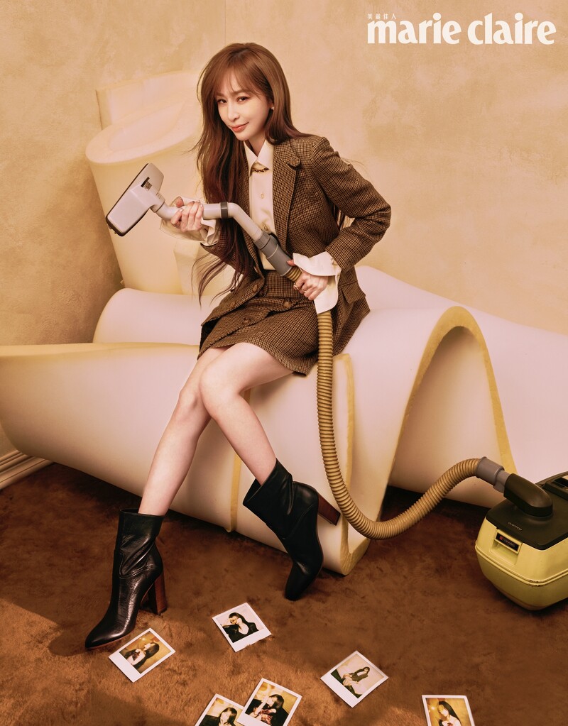 格紋卡其西裝外套、米色襯衫、格紋卡其短裙、皮革短靴,all by Ralph Lauren;Bee My Love 18K玫瑰金項鍊、Bee My Love 18K黃金耳環、Bee My Love 18K玫瑰金寬版戒指、Bee My Love 18K玫瑰金戒指、Bee My Love 18K白金戒指,all by Chaumet。