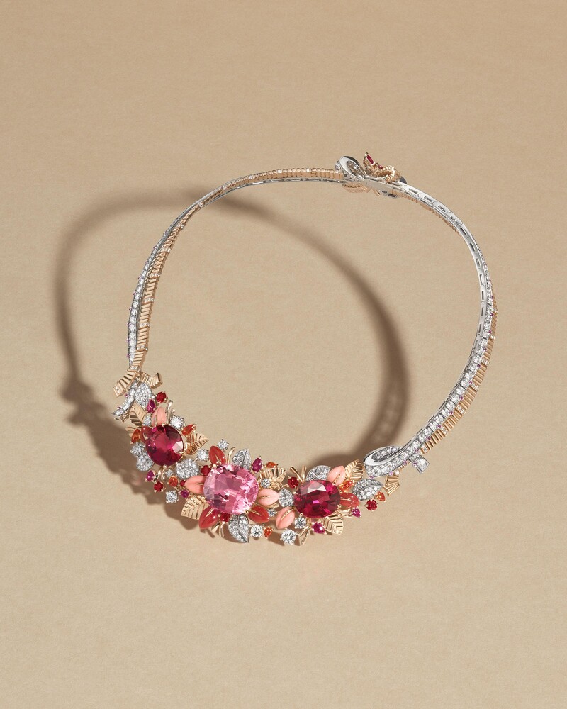 Ninfe項鍊© Van Cleef & Arpels - Inès Dieleman。玫瑰金、白K金、一顆重達24.02克拉枕形切割紅碧璽、兩顆分別重達12.44和11.52克拉的橢圓形切割紅碧璽、粉紅色藍寶石、紅寶石、錳鋁榴石、粉紅色及天使肌珊瑚、鑽石。