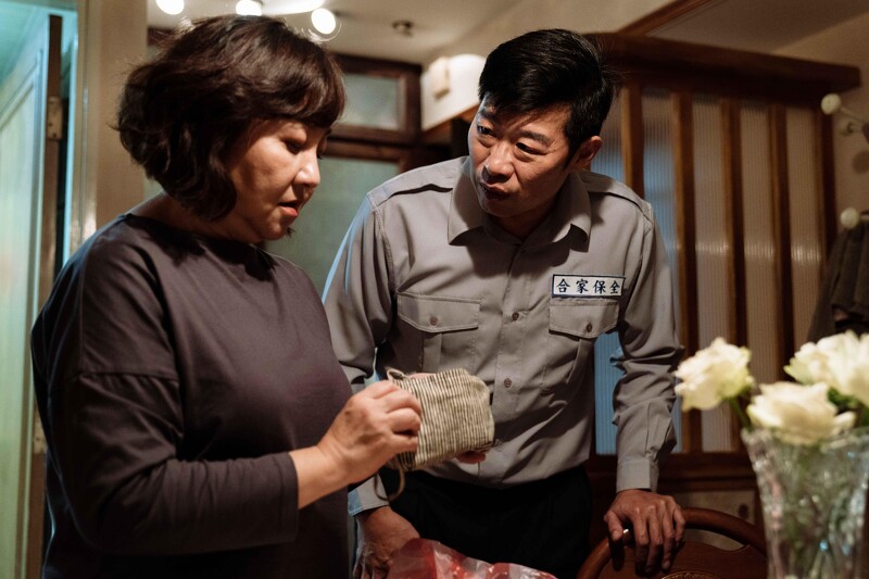 《地獄里長》馬力歐(右)飾演社區管理員,到鄭怡家中探聽口風