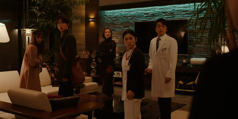 及川光博(右一)非常適合扮演小孬孬丈夫,總是驚慌無助