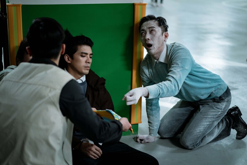 《地獄里長》施名帥(右)即興「翻白眼」的演出,獲導演瞿友寧大讚,左為林哲熹