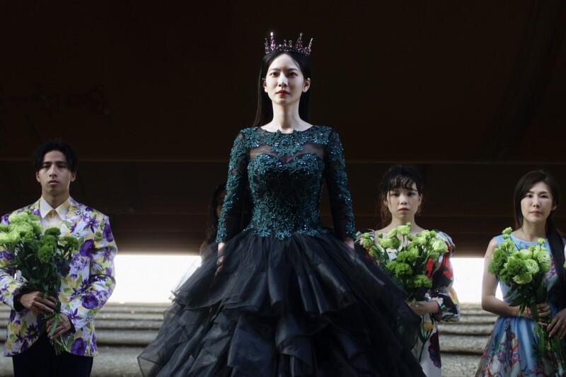 《地獄里長》曾之喬以絕美造型霸氣登場,完美了地獄「愛情殿」的樣貌