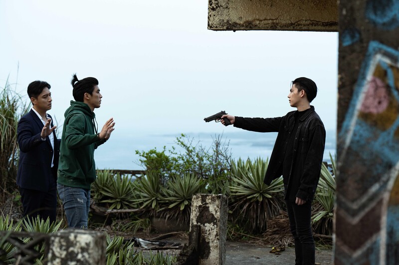 《地獄里長》楊宇騰YU(右)演出神秘殺手,與林哲熹(中)、鄭人碩(左)緊張對峙