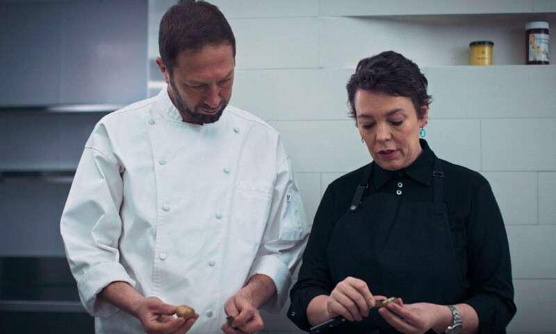 《王冠》的奧莉薇雅柯爾曼(Olivia Colman)出演餐廳主廚。