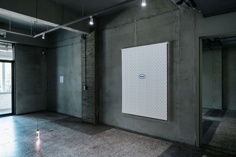 環境中,聲音、空間、作品結構的編排,產生一種可被身體經驗的節奏,讓觀看展覽的活動也像是參與了一場演出。《Leave A Message 留言》展 Artist:何采柔Joyce Ho © ALIEN Art Centre 永添藝術.金馬賓館當代美術館