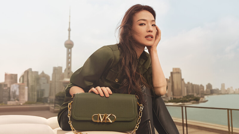 Parker森林綠金屬飾側背帝國包,NT22,000、翡翠綠緞面罩衫,NT16,600