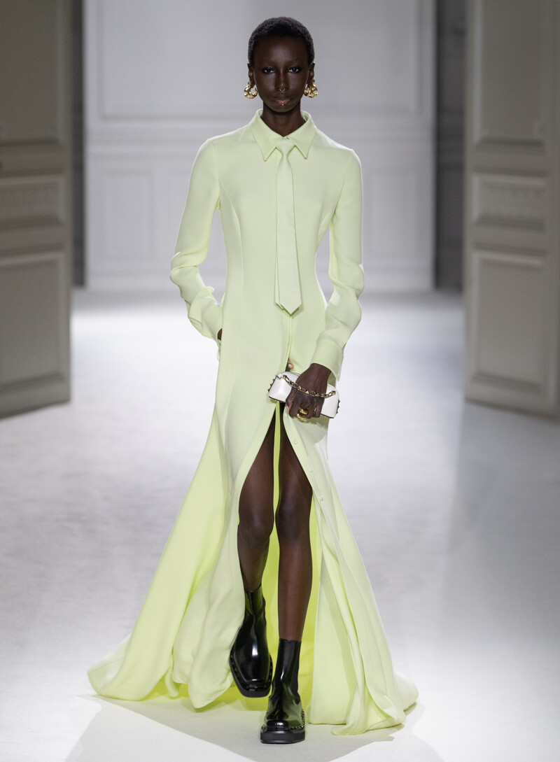 Valentino 鵝黃色洋裝,價格店洽。