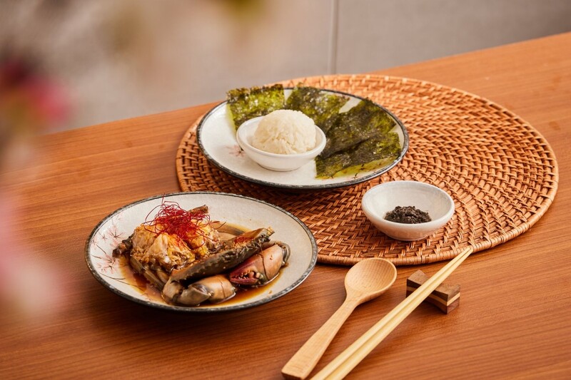與人氣韓式醬蟹品牌「玥沐」推出聯名商品—「經典生醃醬蟹佐松露」。