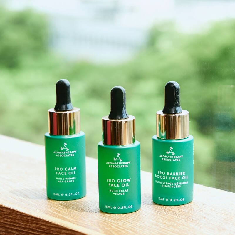 AROMATHERAPY ASSOCIATES極致全方位臉部保養,會依膚況選擇最適合的臉部精華油。