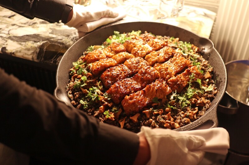 乾巴蕈黃菇松子香飯完整的樣貌,外形酷似西班牙海鮮飯(paella)。