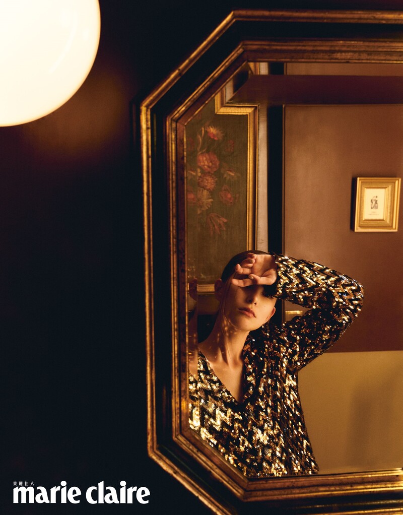 黑金色亮片紗質襯衫、黑金色亮片紗質長褲,both by CHANEL;彩妝,CHANEL Beauty。