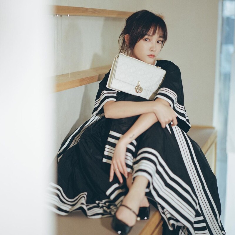 【包你入坑5原因】Jisoo近期愛包非Miss Dior莫屬 【包你入坑5原因】Jisoo近期愛包非Miss Dior莫屬