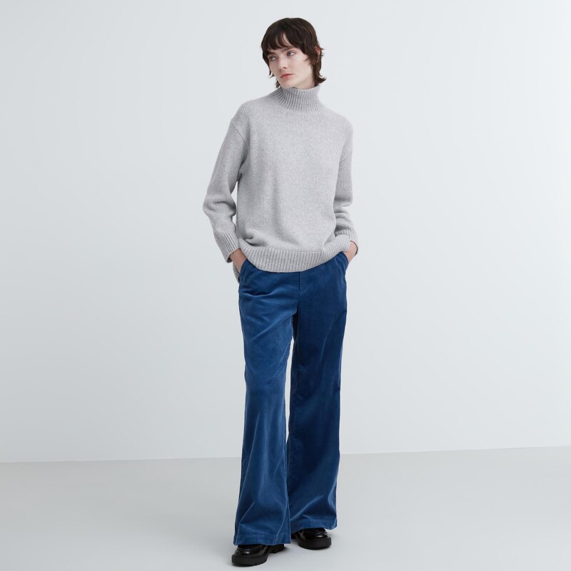 UNIQLO:C聯名系列 女裝 中高領柔軟針織衫(長袖)原價NT$1290雙11網路商店獨家優惠價NT$990。