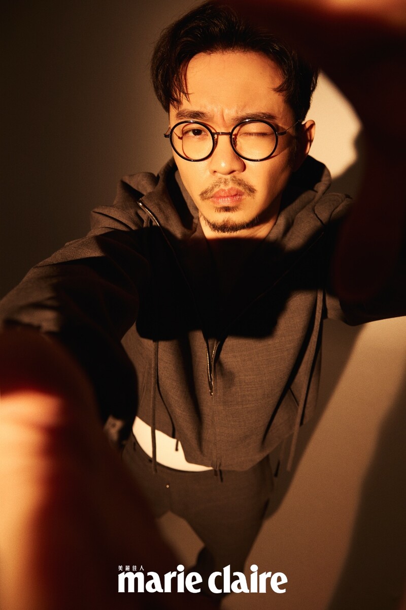 灰色連帽夾克、白色背心、灰色西裝褲,Ferragamo ;黑皮鞋,PRADA。