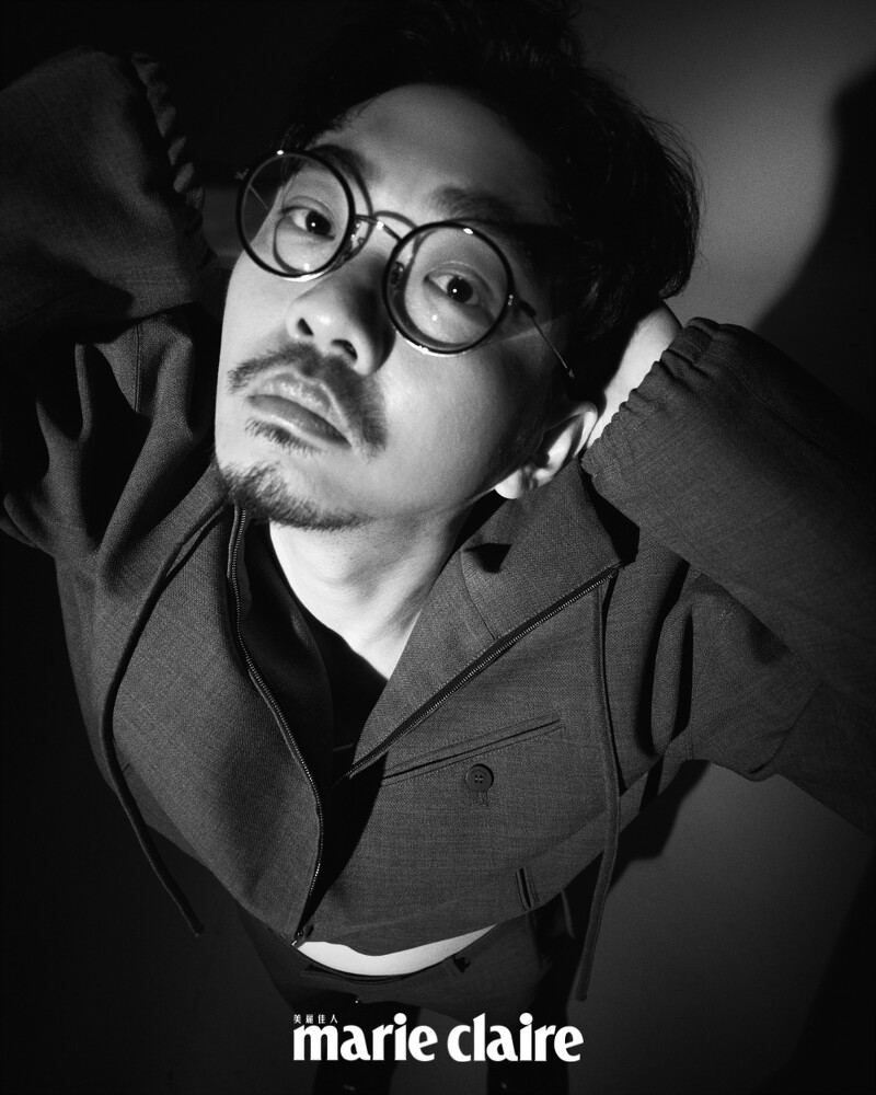 灰色連帽夾克、白色背心、灰色西裝褲,Ferragamo ;黑皮鞋,PRADA。