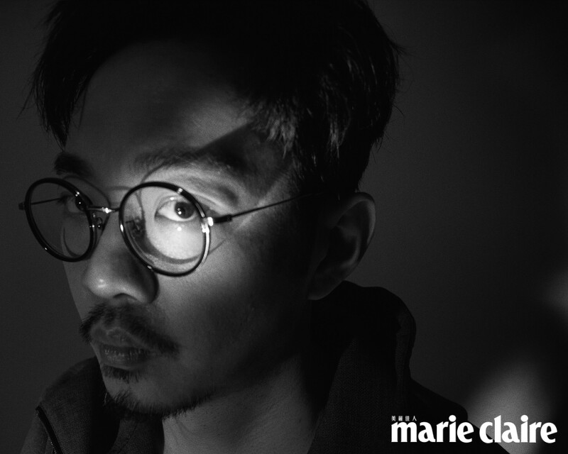 灰色連帽夾克、白色背心、灰色西裝褲,Ferragamo ;黑皮鞋,PRADA。