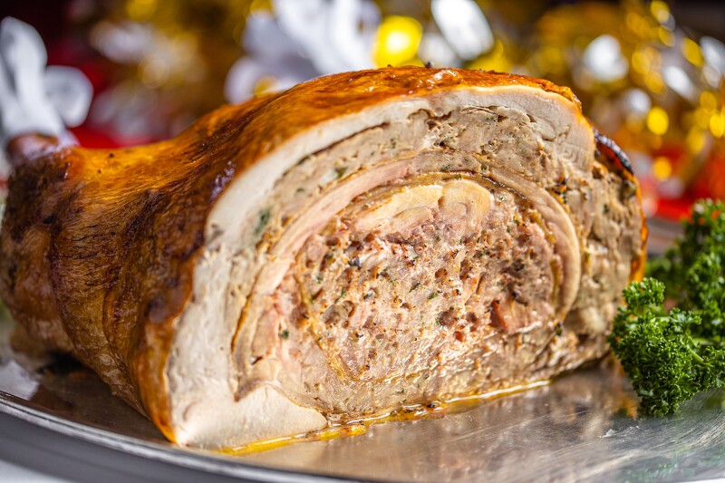 外皮金黃酥脆、肉汁豐腴飽滿,重達約7公斤的「皇家爐烤火鴨雞Turducken」是一道做工繁複的皇室佳餚,晶華主廚團隊復刻古羅馬帝國時期的食譜製作,在火雞中包入整隻鴨、而鴨肉中又包著整隻雞、雞肉中還包著調味的豬絞肉餡
