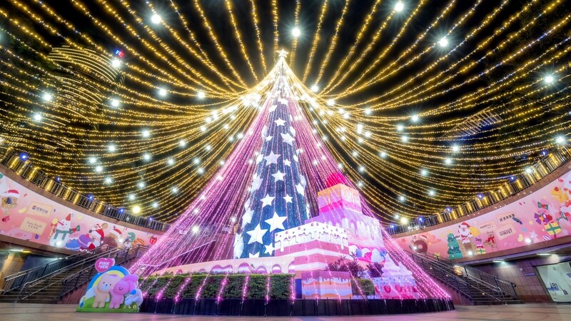 天幕式耶誕樹「甜點星」，主體以抹茶蛋糕為靈感，燈飾以充滿光影美感的「雙層薄紗天幕」呈現