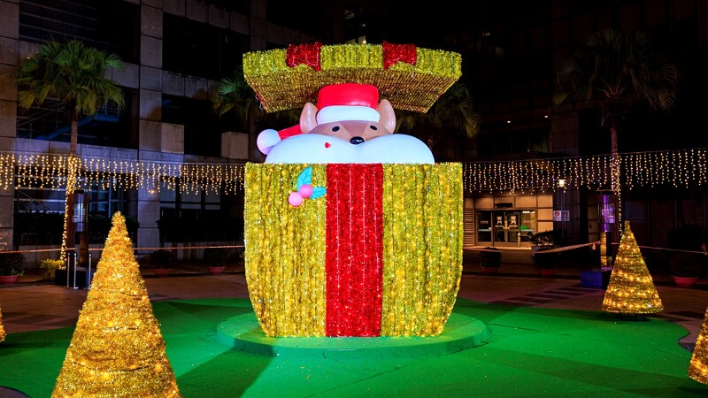 新北板橋市民廣場-耶誕甜蜜派對Sweet Xmas Party燈區：巧克鼠歡樂頌，會看到牠悄悄從禮物盒中探頭！