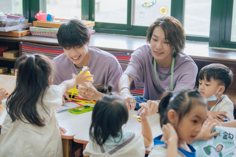 《Ozone夏日青春冒險》文廷(左)、煥鈞化身育兒大哥哥,體驗照顧幼兒園學生。
