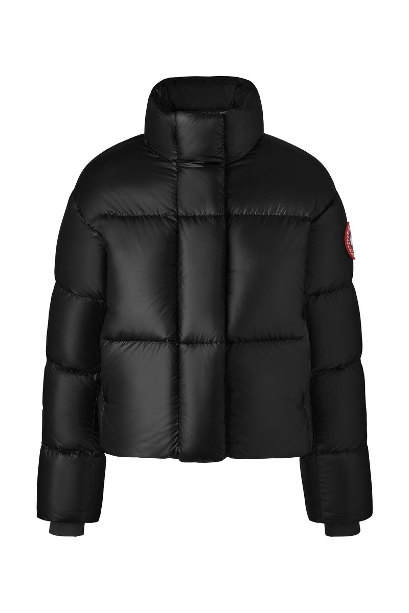 短版羽絨服女款黑色,NT30,000。