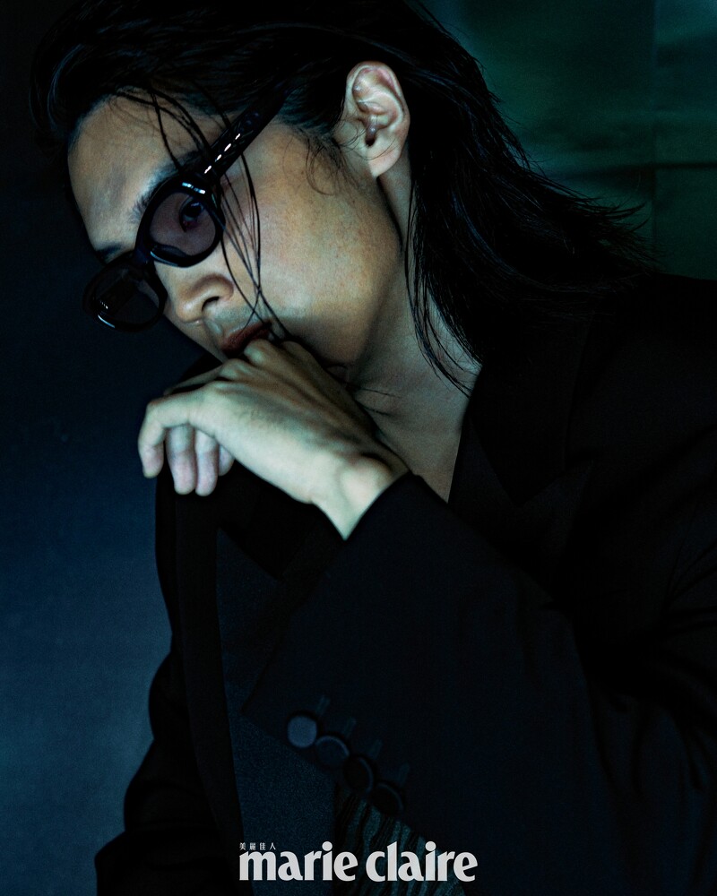 鄭光良/黑色寬鬆西裝外套,Saint Laurent;咖啡色動物紋上衣,John Varvatos。