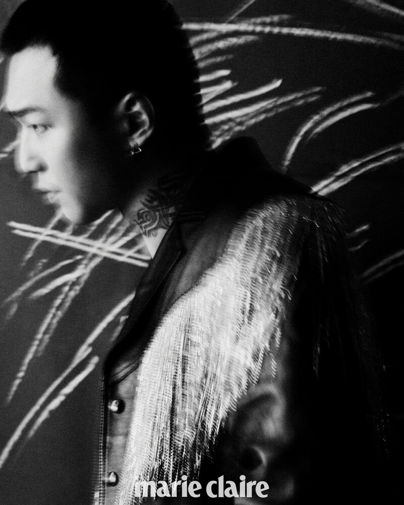 徐維均/黑色鉚釘皮革外套、黑色立領針織毛衣,both by CELINE。