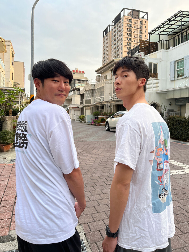 藤井道人導演(左)與許光漢(右)互送對方電影《餘命10年》及《關於我和鬼變成家人的那件事》的周邊T-shirt。