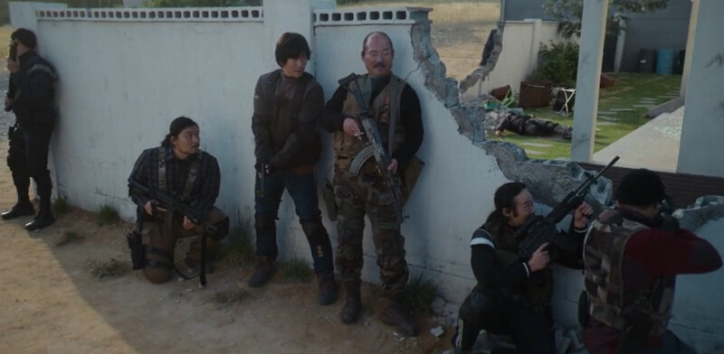 傭兵團包圍智安家外,為要找尋軍火庫