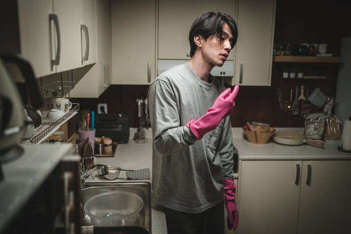 鄭進灣認定不戴安全帽騎車的小子”很危險”,壞了智安的初戀