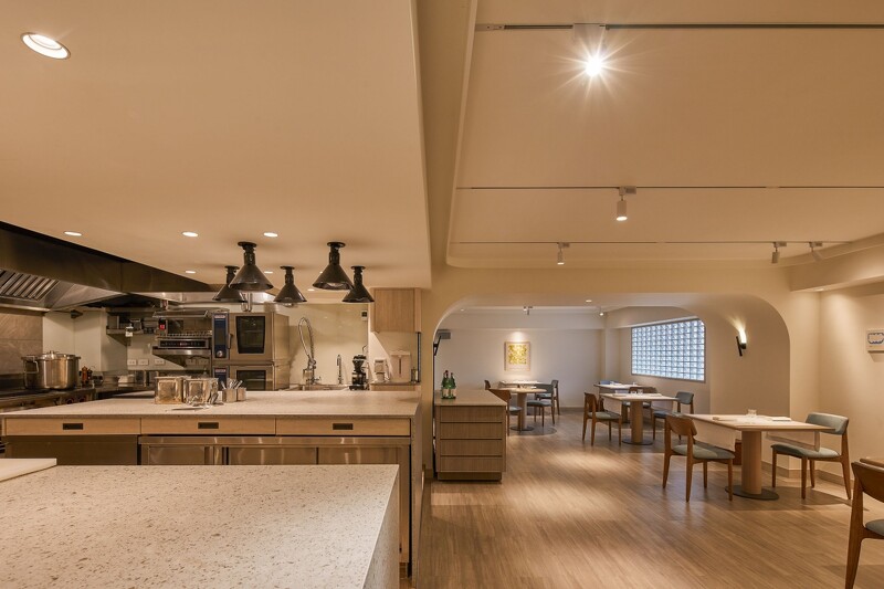 主空間中心以開放式廚房建構起食材與空間對話的橋樑。