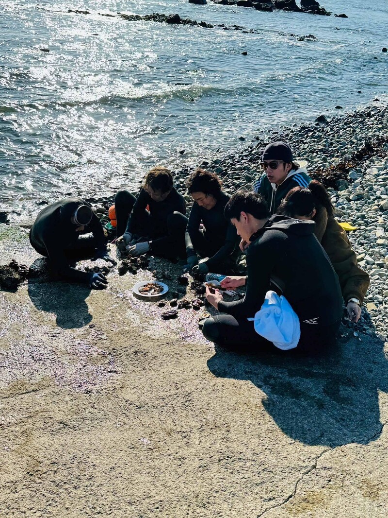 《演員們的旅行》一行人與海女們在海邊享用現採的海鮮,如同家人般溫馨可愛