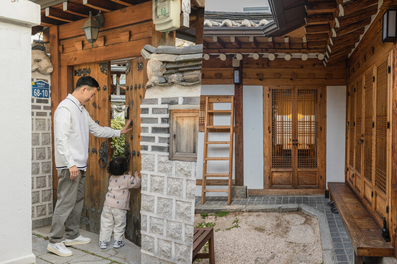 下隱齋有著韓屋招牌的歇山屋頂(hanok),獨特的曲線下為簡潔俐落的L字形空間。Photo by Yoon Taehoon @_yoonic
