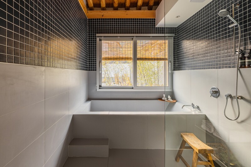 現代化的浴室空間,一樣有著藍色調作為裝飾。Photo by Kim Dongkyu