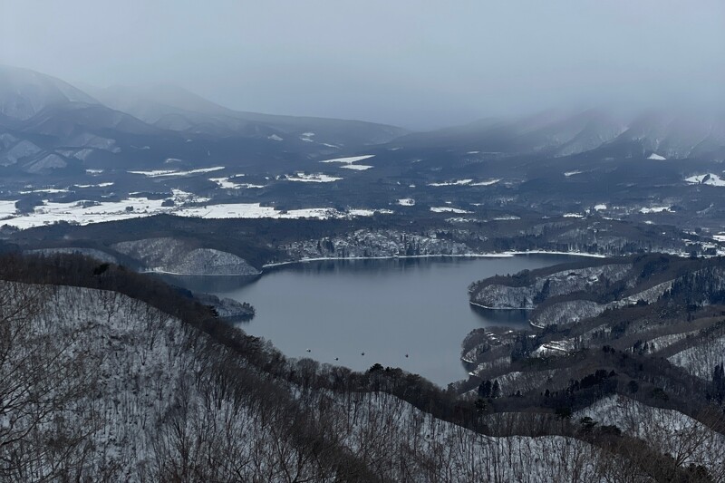 野尻湖和北神五山(妙高山、黑姬山、戶隱山、富士山、高妻山)。