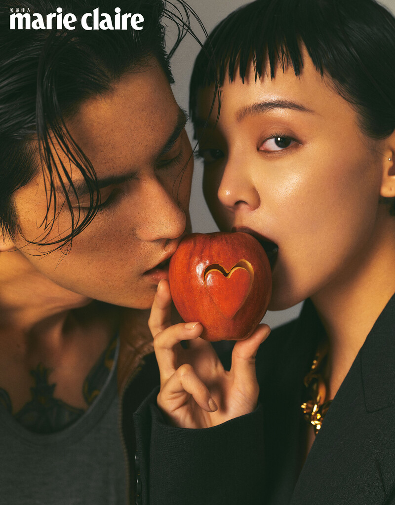 Jun/柔軟羊皮 Trucker 外套,Celine Homme;灰色背心,Ferragmo。Kiwi/中灰混羊毛長外套、白色羊絨真絲背心、Marina Chain 項鍊、Marina Chain 耳環,all by Gucci。