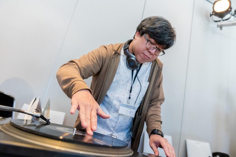 松菸不打烊黑膠市集聯手誠品音樂職人規劃獨家「DJ Studio」,於夜間時段免費傳授專業DJ刷碟技巧